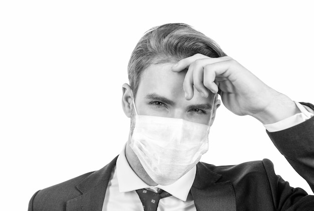 Uomo con maschera di protezione medica isolata su spazio bianco per la copia coronavirus