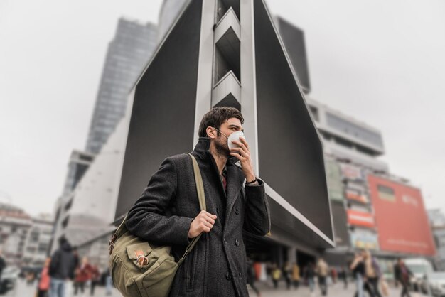 Uomo con maschera facciale contro infezioni e virus all'aperto in città