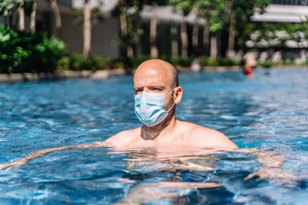 uomo con maschera in piscina