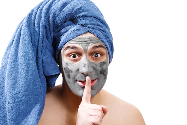 uomo con maschera per il viso, pelle secca, maschera per uomo, segreto, foto isolata ruolo emotivo di genere