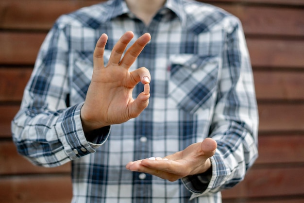 Uomo con medicine e pillole di colore nelle mani