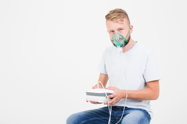 Uomo con nebulizzatore per l&#39;asma