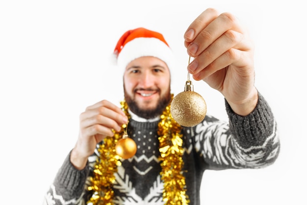 Uomo con palle di Natale uomo con decorazioni natalizie