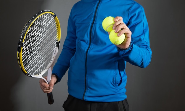 Uomo con pallina da tennis e racchetta Sport Hobby