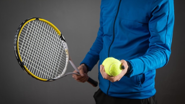 Uomo con pallina da tennis e racchetta Sport Hobby