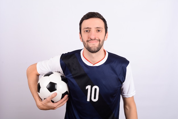 Uomo con pallone da calcio.