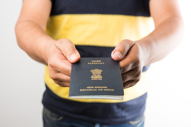 Uomo con passaporto indiano su sfondo bianco, messa a fuoco selettiva