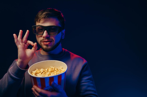 Uomo con popcorn in occhiali 3D Proiezioni di film anteprime Poster foto con spazio per il testo