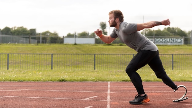 Uomo con protesi che corre a tutto campo