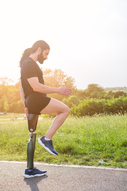 Uomo con protesi che fa sport al tramonto all'aperto