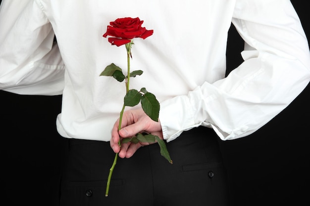 Uomo con rosa in primo piano