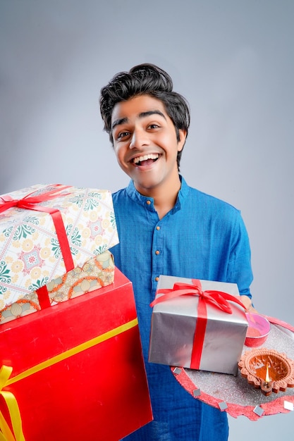 Uomo con scatole regalo e lampada durante il festival Diwali