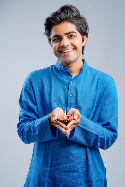 Uomo con scatole regalo e lampada durante il festival Diwali