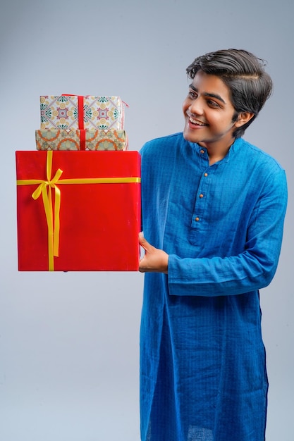 Uomo con scatole regalo e lampada durante il festival Diwali