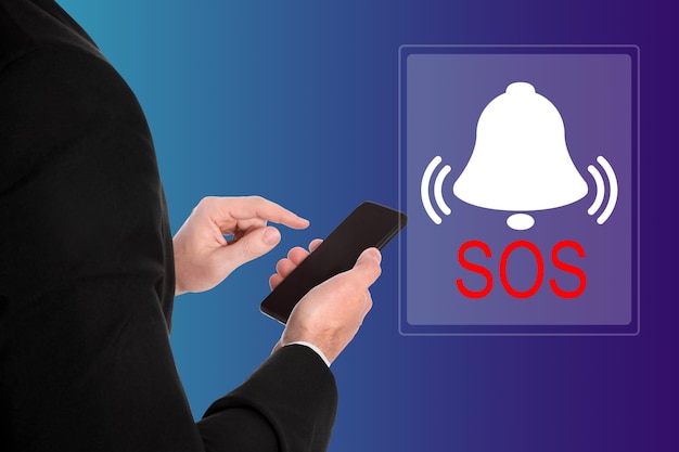 Uomo con smartphone e icona virtuale SOS su sfondo a colori primo piano