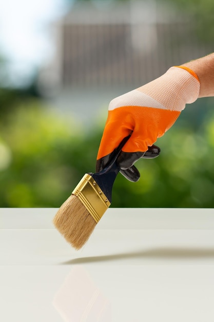 Uomo con spazzole in legno per pittore Strumento di riparazione