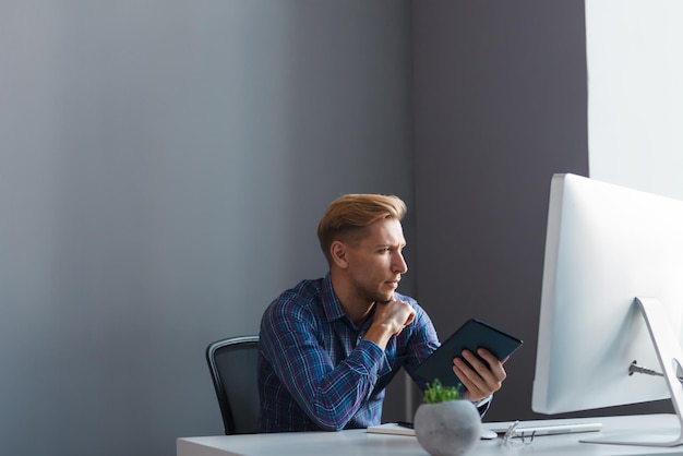 Uomo con tablet che lavora in ufficio