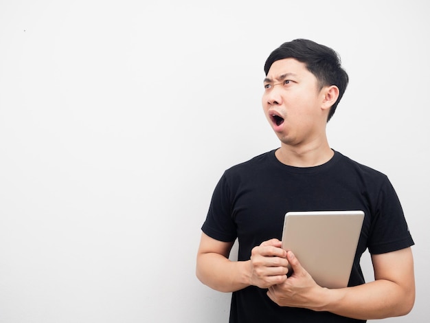 Uomo con tablet sentirsi scioccato guardando lo spazio della copia