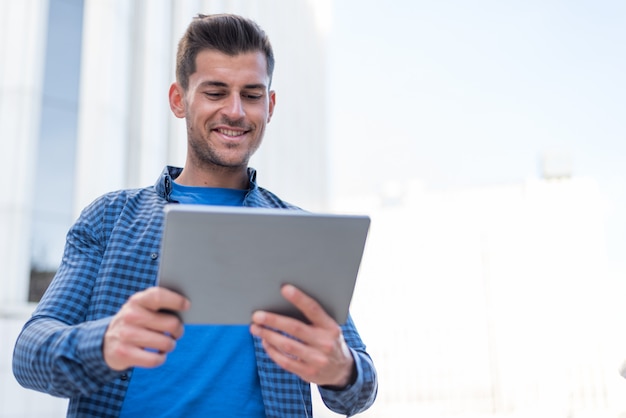 Uomo con tablet sorridente