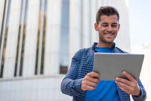 Uomo con tablet sorridente