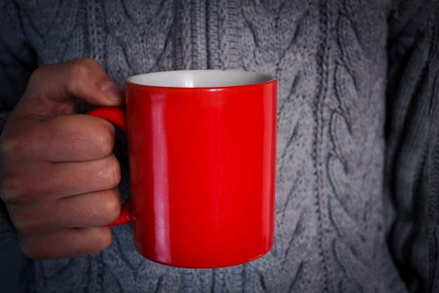 Uomo con tazza di tè