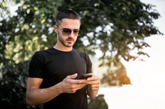 Uomo con telefono