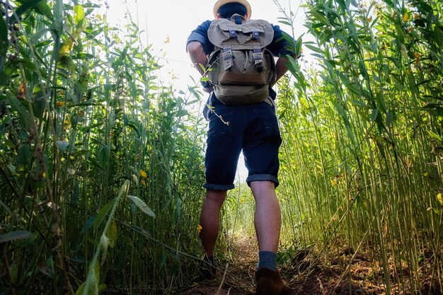 uomo con un bagpack in campagna