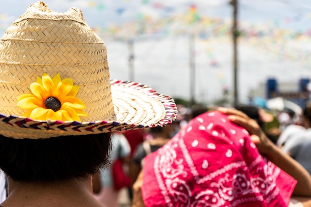 Uomo con un cappello con un girasole nelle feste tradizionali di Santo Domingo Managua