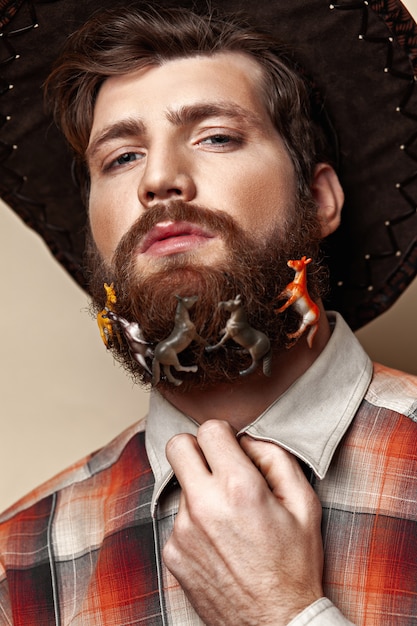 Uomo con un cappello da cowboy