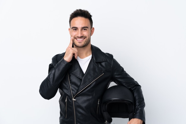 Uomo con un casco da motociclista che sorride con un'espressione felice e piacevole