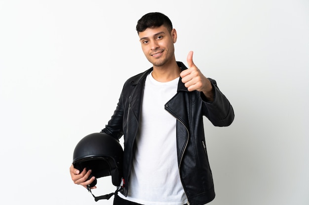 Uomo con un casco da motociclista in studio