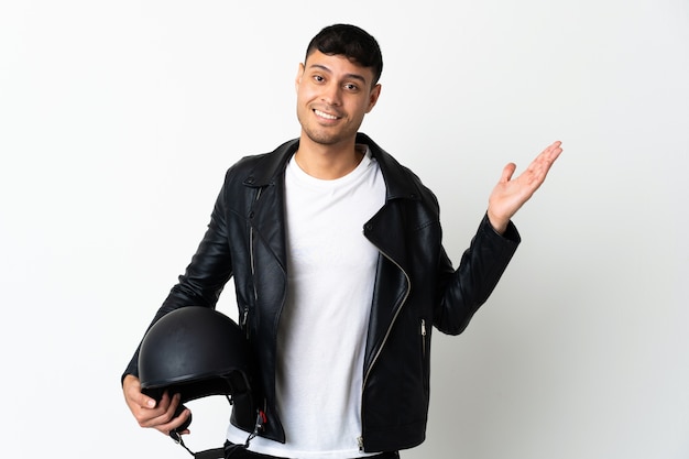 Uomo con un casco da motociclista in studio