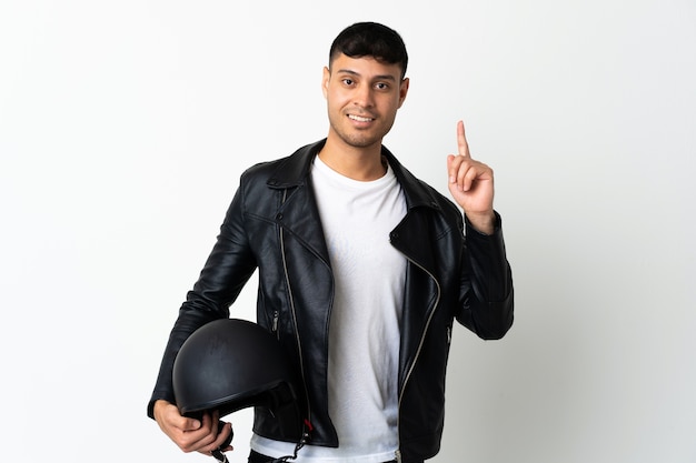 Uomo con un casco da motociclista in studio