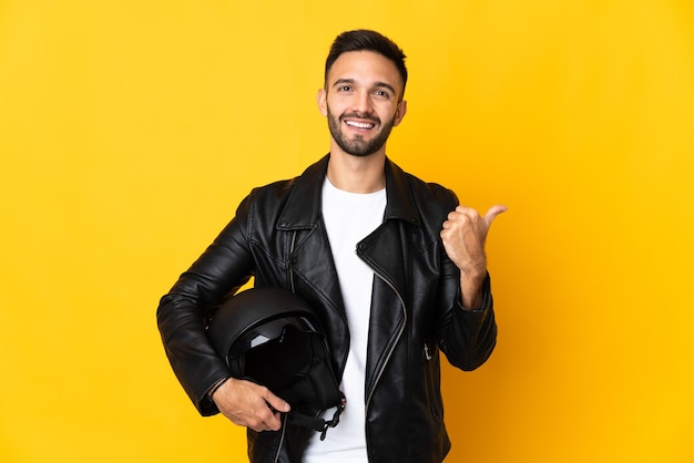 Uomo con un casco da motociclista