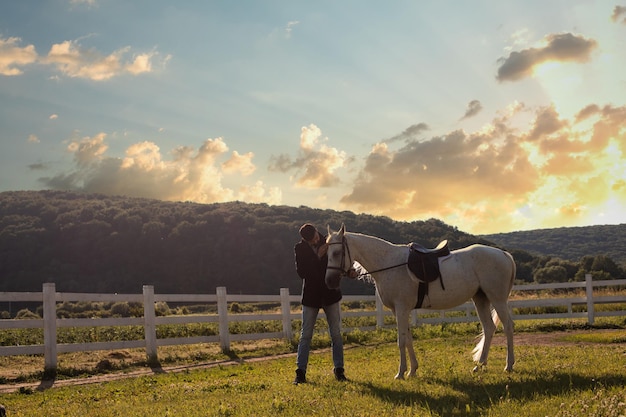 Uomo con un cavallo su uno sfondo di natura meravigliosa