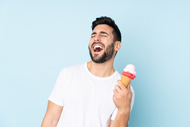 uomo con un gelato alla cornetta sul blu