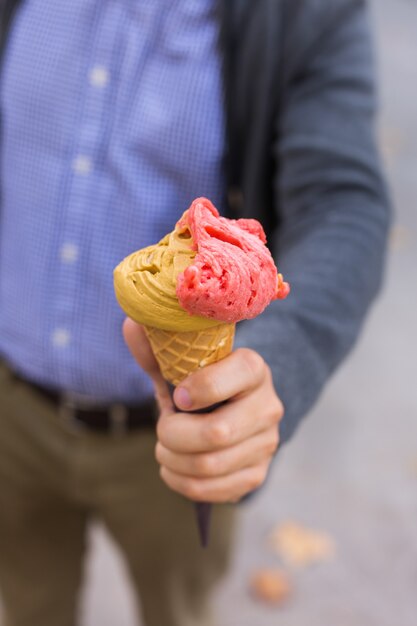 Uomo con un gelato in strada