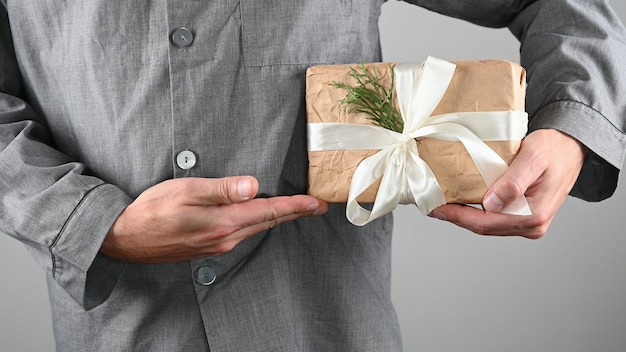 Uomo con un regalo di Natale