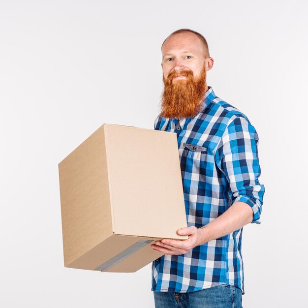 Uomo con un regalo su sfondo bianco uomo sorpreso eccitato ascoltando una scatola indovinando Pentecoste è all'interno di copyspace