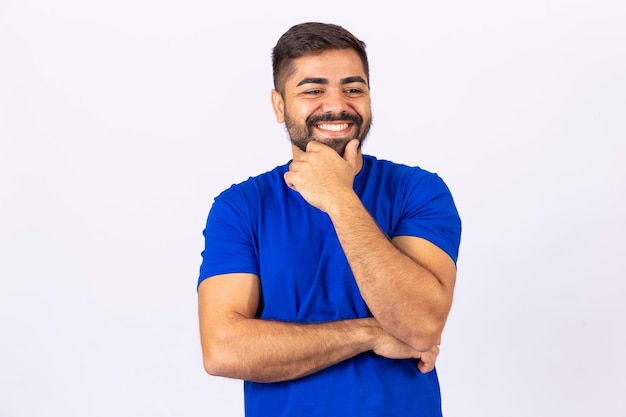 Uomo con un sorriso perfetto Bel ragazzo con denti sani e perfetti