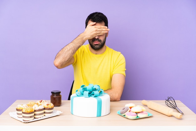 uomo con una grande torta