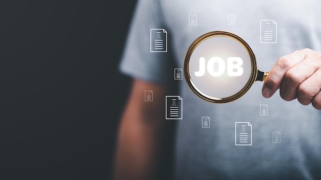 Uomo con una lente d'ingrandimento concetto ricerca di lavoro assunzione disoccupazione