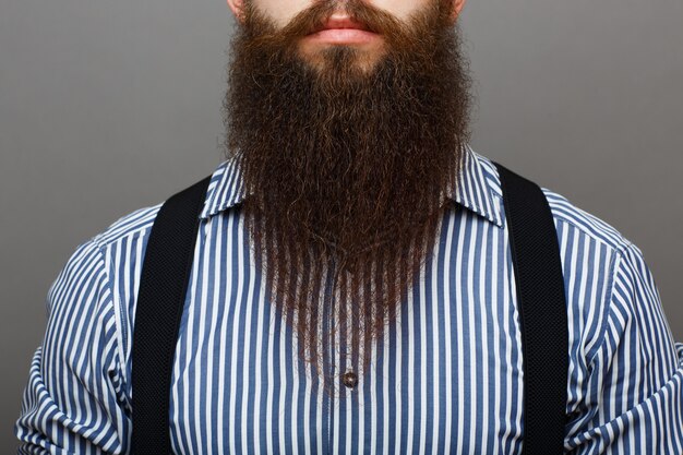 Uomo con una lunga barba