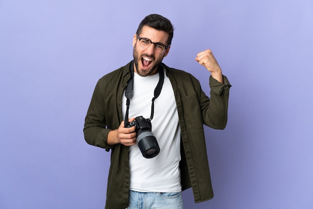 Uomo con una macchina fotografica in studio