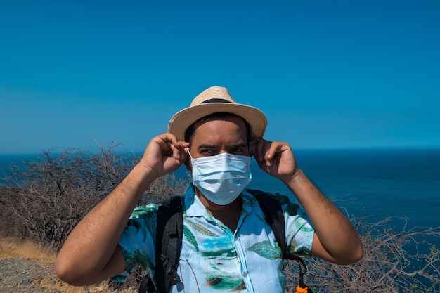 Uomo con una maschera a causa dell'inquinamento atmosferico o di un'epidemia di virus in città