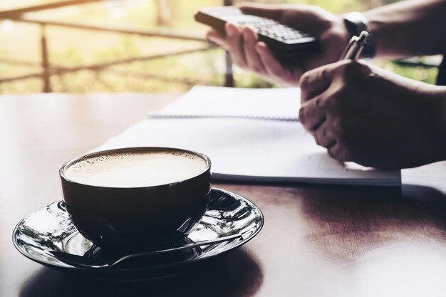 Uomo con una tazza di caffè