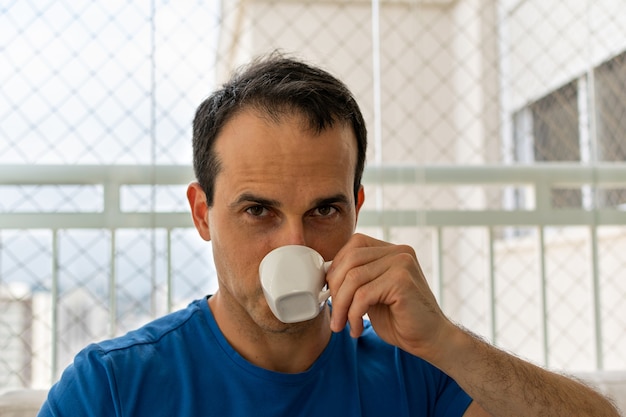 Uomo con una tazza di caffè