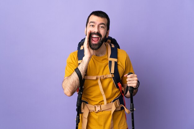 Uomo con zaino e sacco a pelo o avventuriero isolato