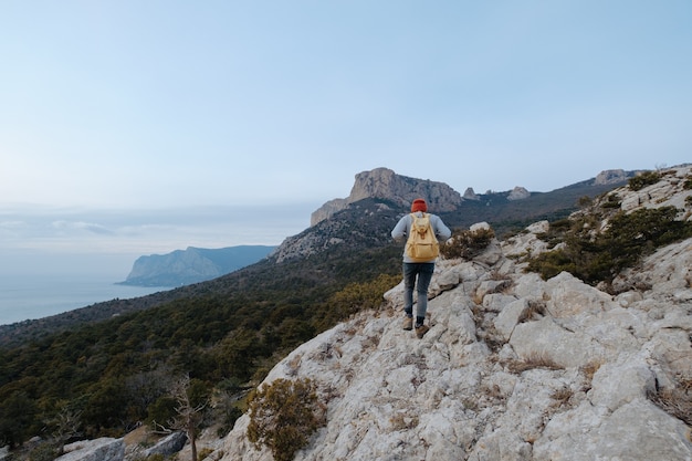 Uomo con zaino escursionismo in montagna Travel Lifestyle concetto di successo avventura vacanze attive alpinismo all'aperto sport tramonto paesaggio