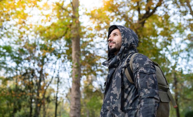 Uomo con zaino nella foresta, viaggiatore